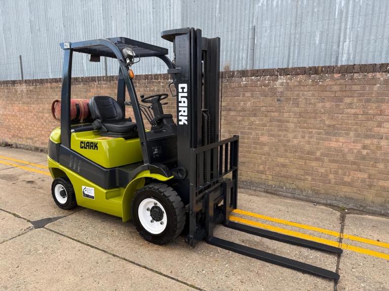 2006 Clark 2.5t gas forklift, container spec triple mast, sideshift 