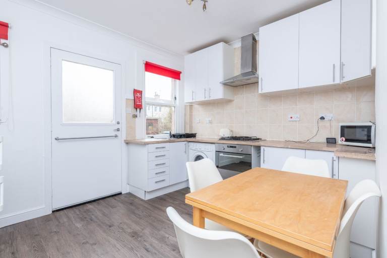 Recently upgraded, 2 bed, lower-villa with large, private garden in Musselburgh - available NOW