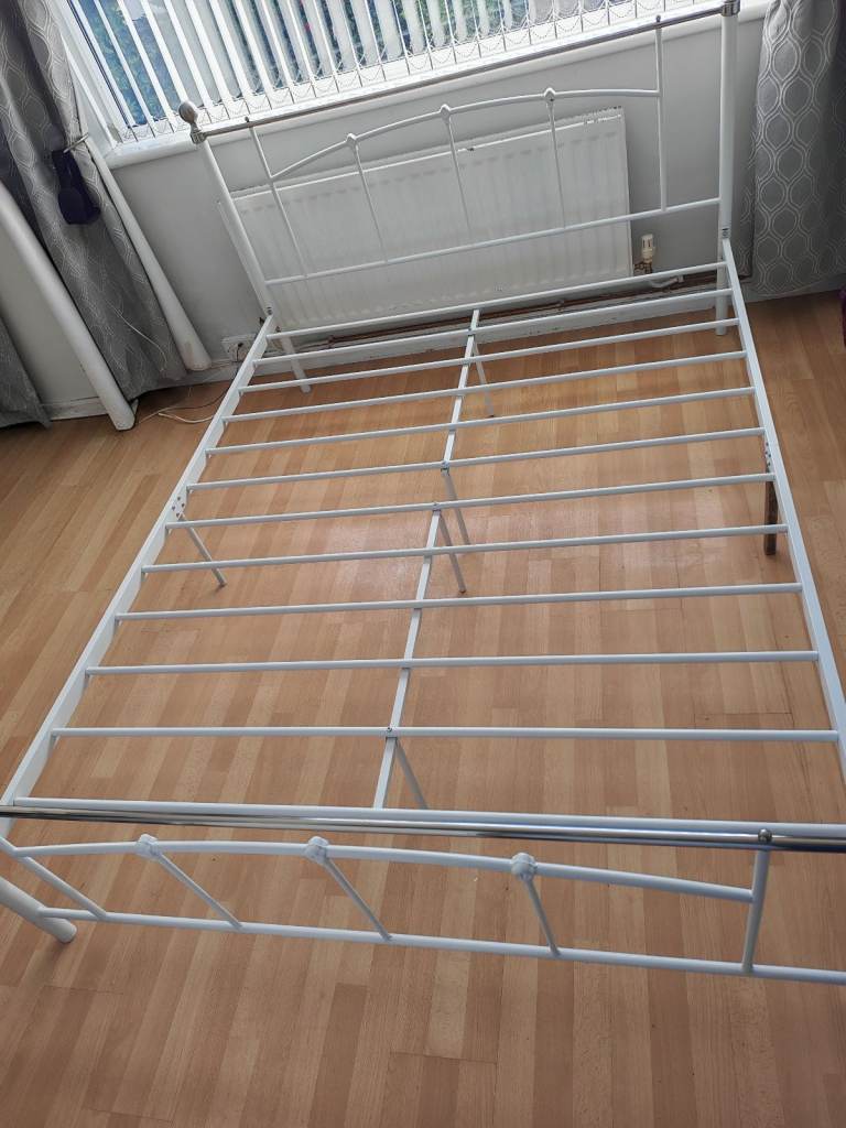 Kingsize bed and mattress