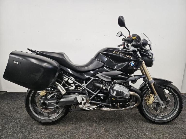 BMW R1200R ANNIVERSARY MODEL ** FULL BMW HISTORY - PANNIERS - CENTRE STAND **