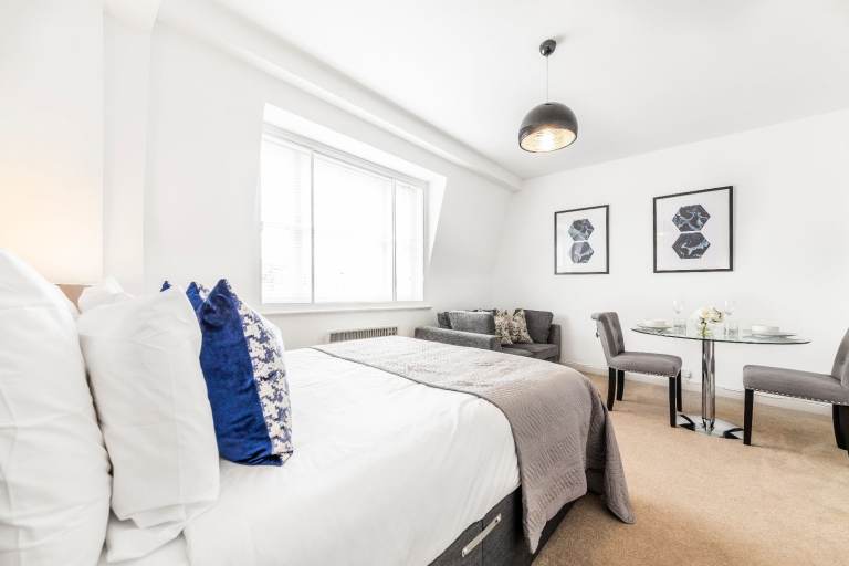 Eighth floor studio apartment with porter in Mayfair W1J