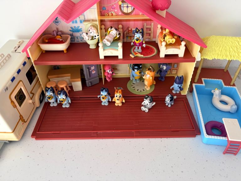 BLUEY dream house, pool, caravan and lots of figures