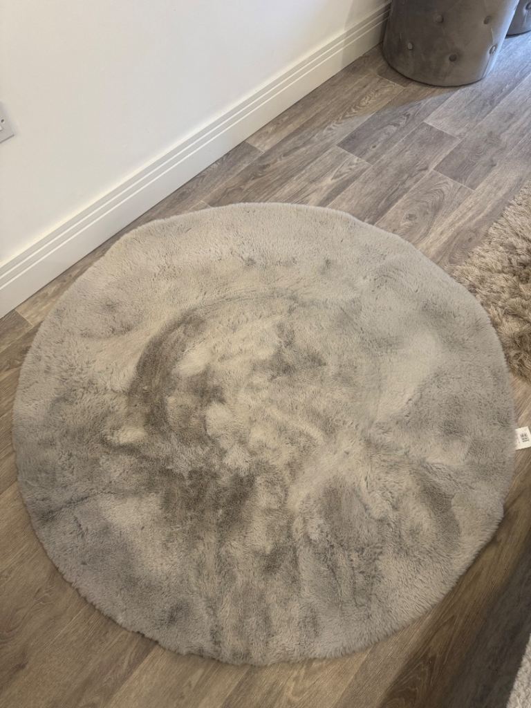 Circular fluffy rug 