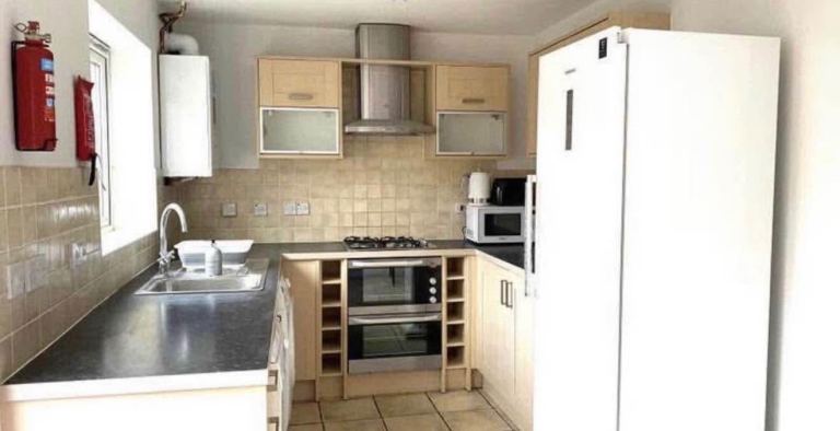 En suite room available £900 inc bills