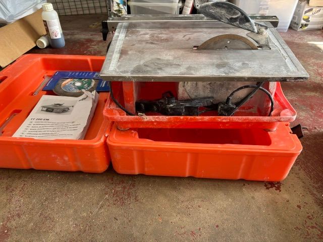 Norton Clipper electric wet tile cutter