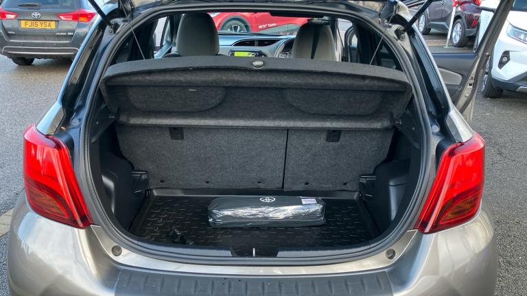 2017 Toyota Yaris 1.33 VVT-i Design 5dr Petrol Hatchback Hatchback Petrol Manual