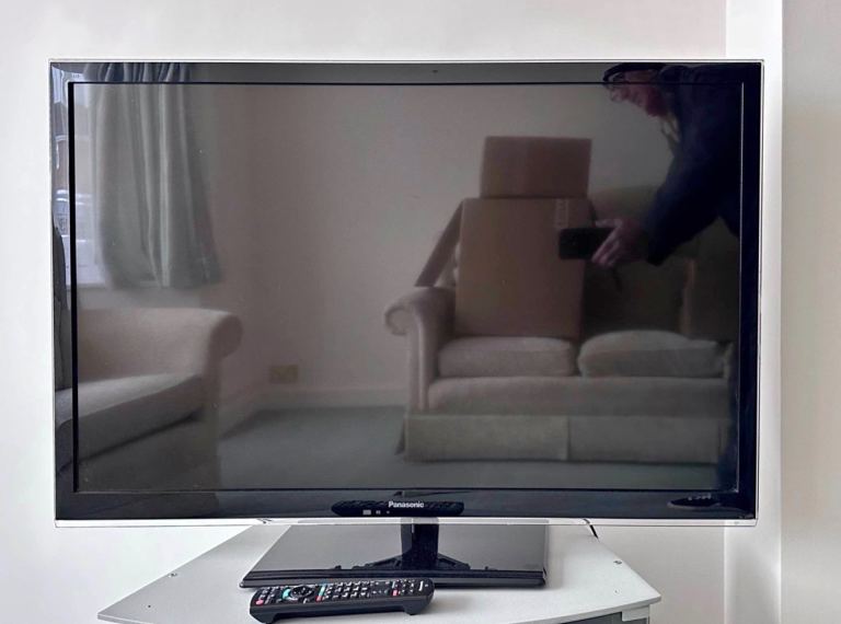Panasonic 42” Led Full Hd Smart Slimline Tv Remote & Stand Excellent Condition