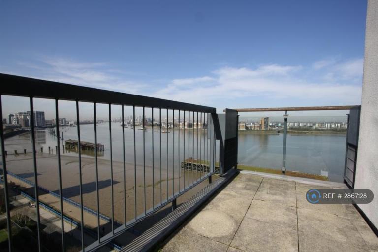2 bedroom flat in Erebus Drive, London, SE28 (2 bed) (#2867128)
