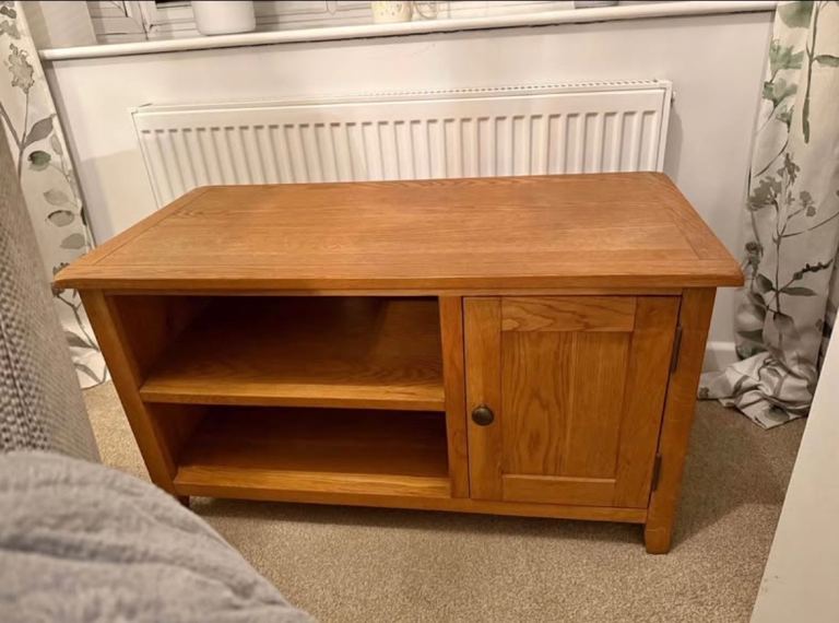 Solid Oak TV table unit stand cabinet shelves spacious EXCELLENT CONDITION 