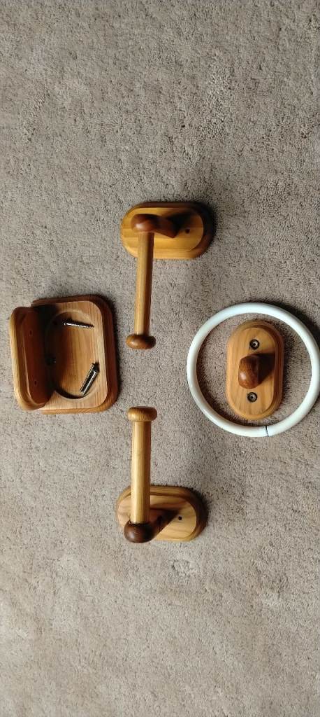 Wooden bathroom accessories set