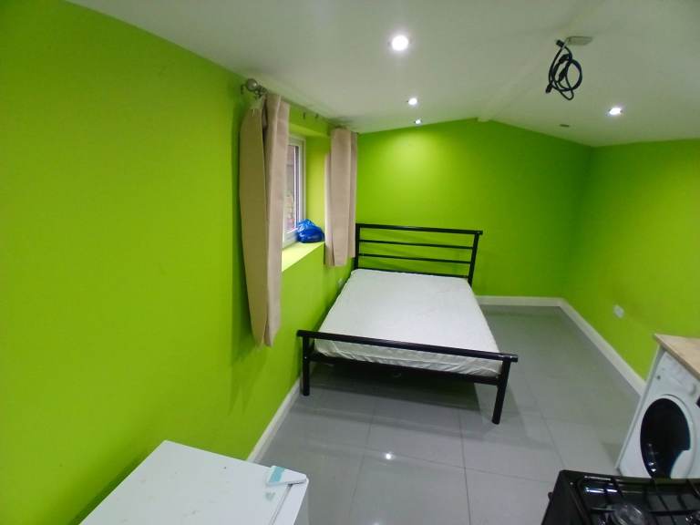 Compact Studio With ALL BILLS INCLUDED Near Tooting Station In Mitcham