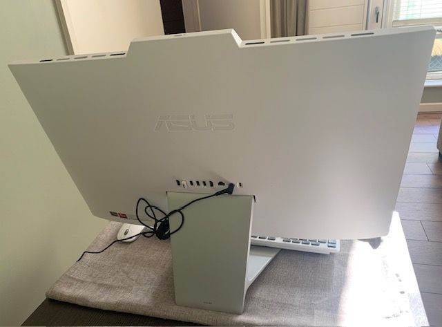 All-in-one desktop PC. 27 inch monitor. Silver and white