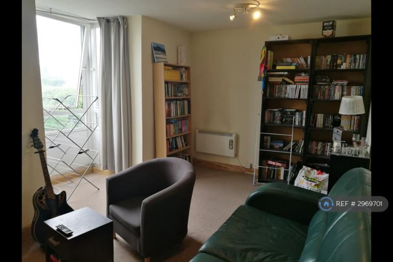 2 bedroom flat in Bramlands Close, Clapham Junction, SW11 (2 bed) (#2969701)
