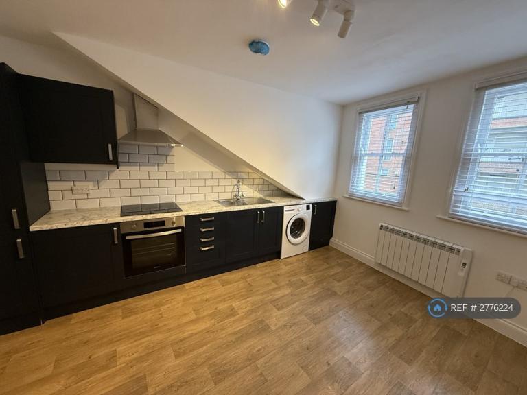 3 bedroom flat in Morning Lane, London, E9 (3 bed) (#2776224)