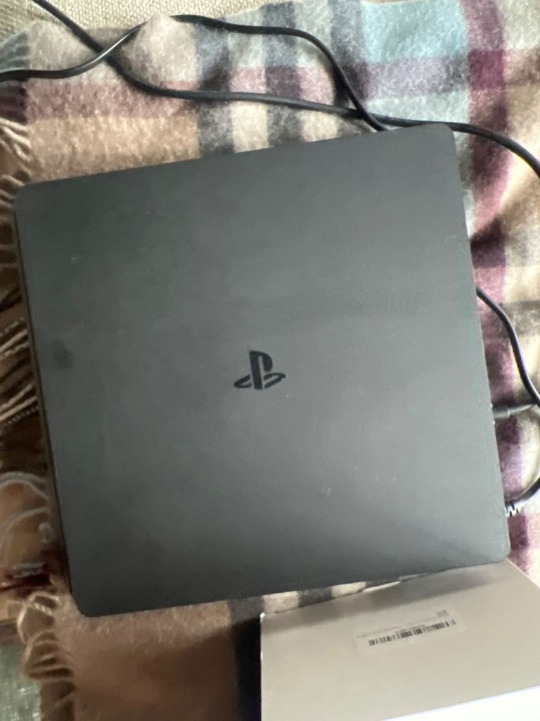 Sony Playstation 4 Slim Console 500GB Jet Black PS4/ Plus 3 controllers 