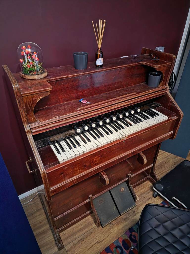 Antique billow foot pump organ- fully working 