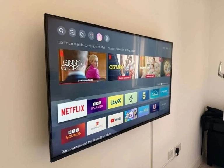 32" BUSH SMART FREEVIEW HD LED TV WITH ORIGINAL STAND & REMOTE CONTROL