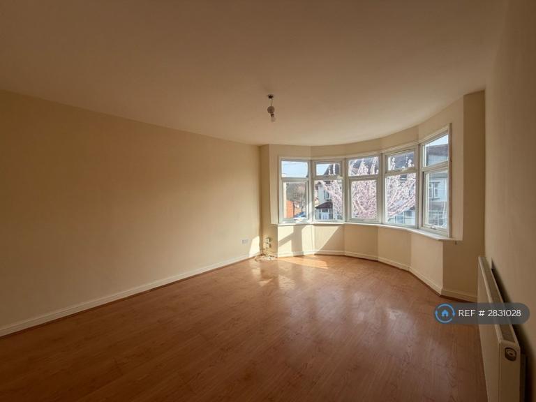 3 bedroom flat in Fairlands Avenue, Thornton Heath, CR7 (3 bed) (#2831028)