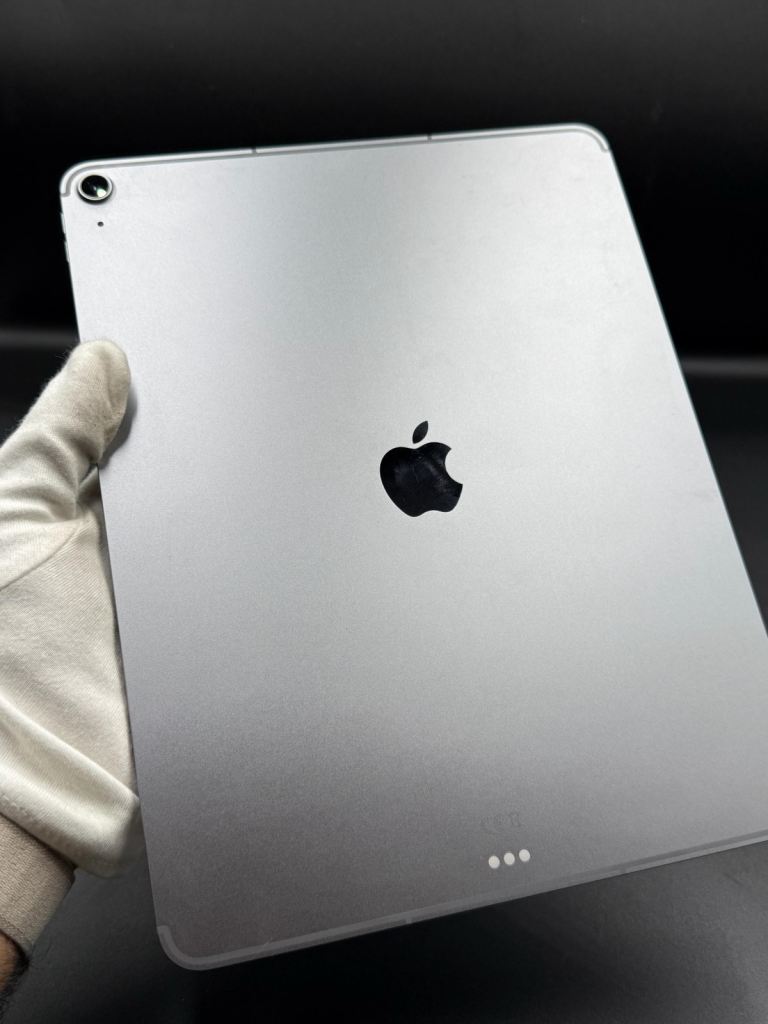 iPad Air 13” M3 - 128GB - Wifi + Cellular - Batt 100% - Grade B   Have couple scratches on screen