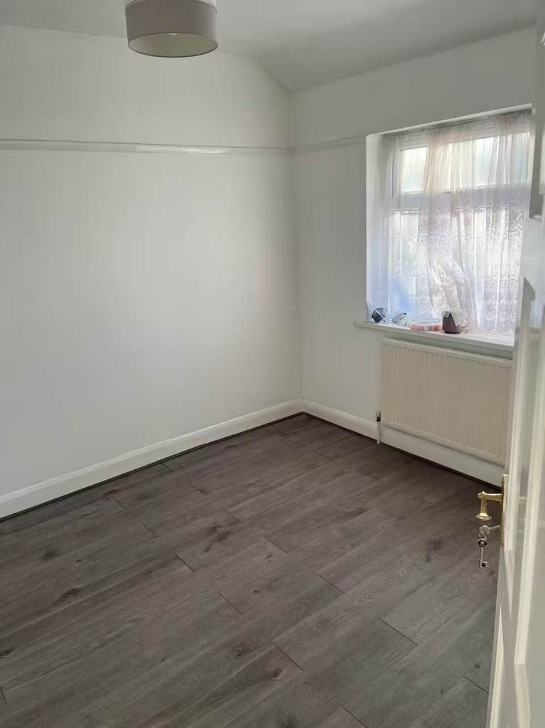 Single room to rent in N18 