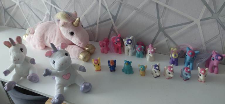 Unicorn Toy play set perfect condition 19 pieces in total