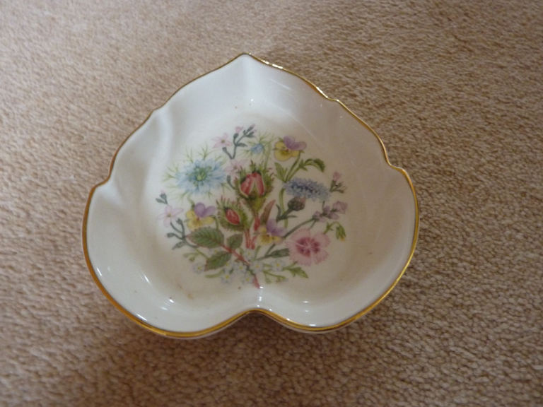 Very pretty Aynsley ‘Wild Tudor’ bone china leaf shaped dish