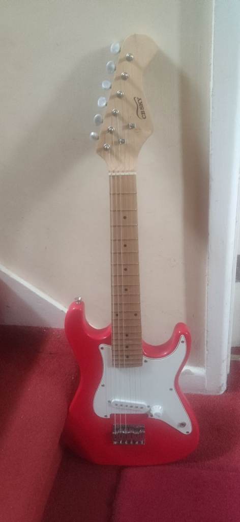 Cbsky 1/2 size electric guitar and amp For 5 to 8 year olds.