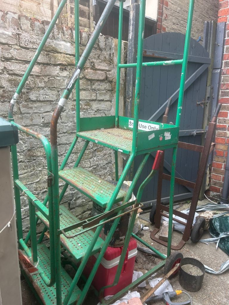 Four tread mobile safety platform 