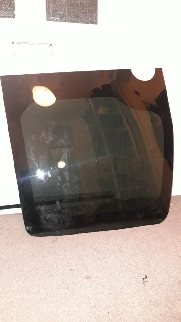 Rear tinted window left yv23403