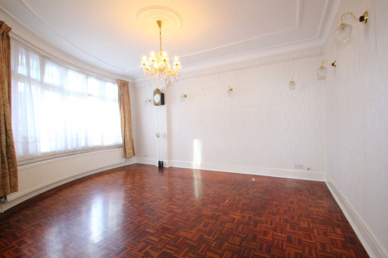 Chain free! Hane Estate Agents are pleased to offer a spacious 4 bedroom semi-detached house. 