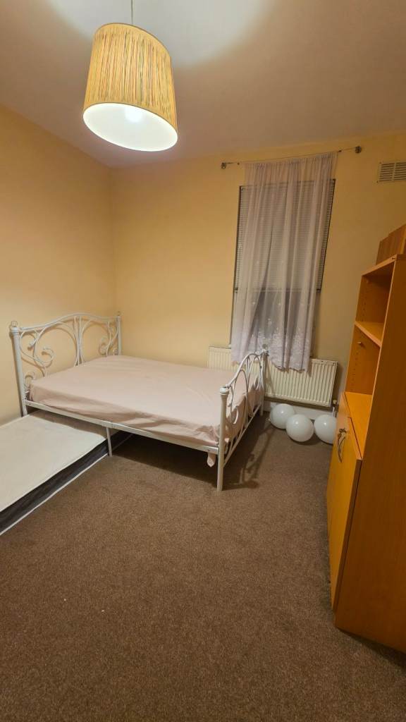 sharing Double Room with a girl to Rent in Muslim household, bills included
