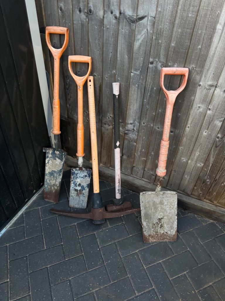 Insolated digging spades