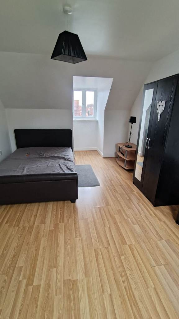 Spacious & Cosy Double Room for Rent at Loughton MK58BU