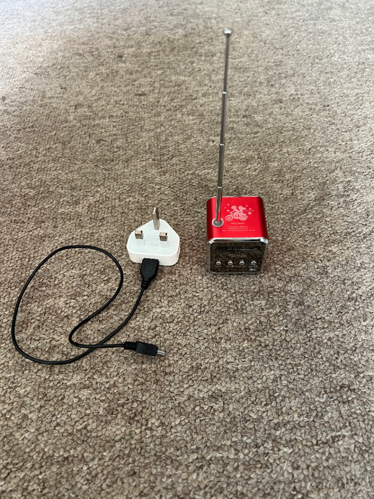 Rechargeable portable digital mini FM radio and MP3 speaker - Multi-input - With charger and lead