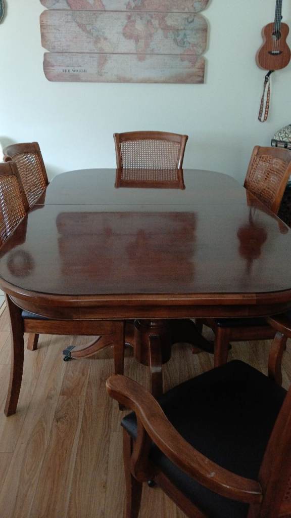 Wooden Dining Table and 6 Chairs – Excellent Condition