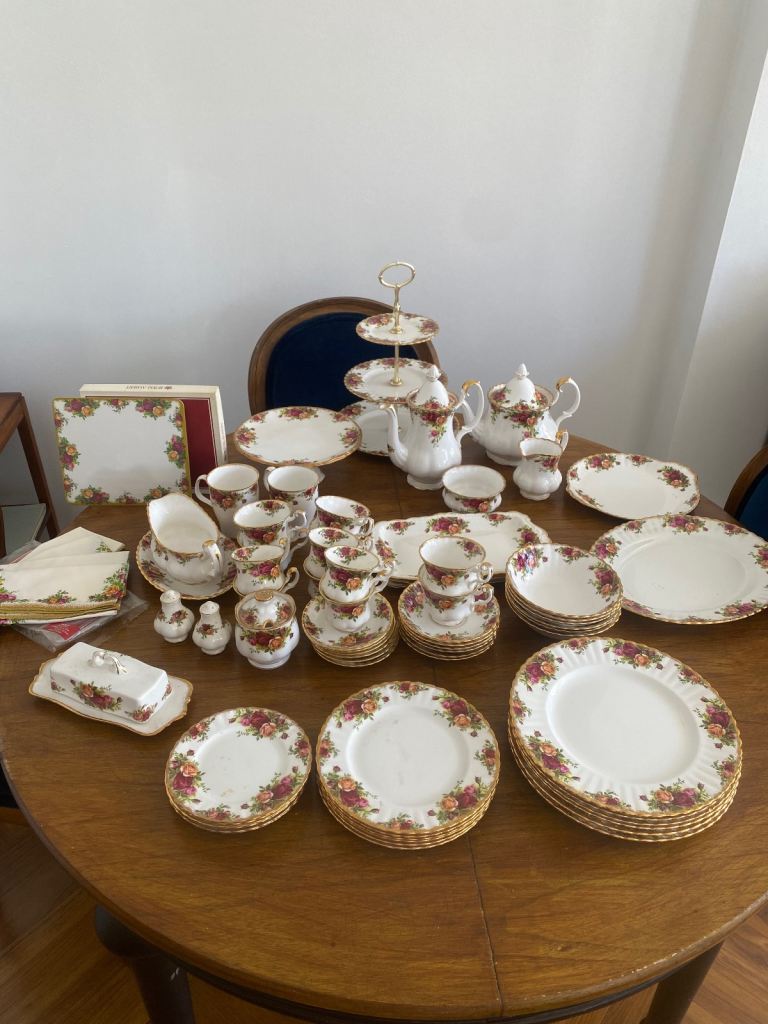 Royal Albert old country roses dinner set
