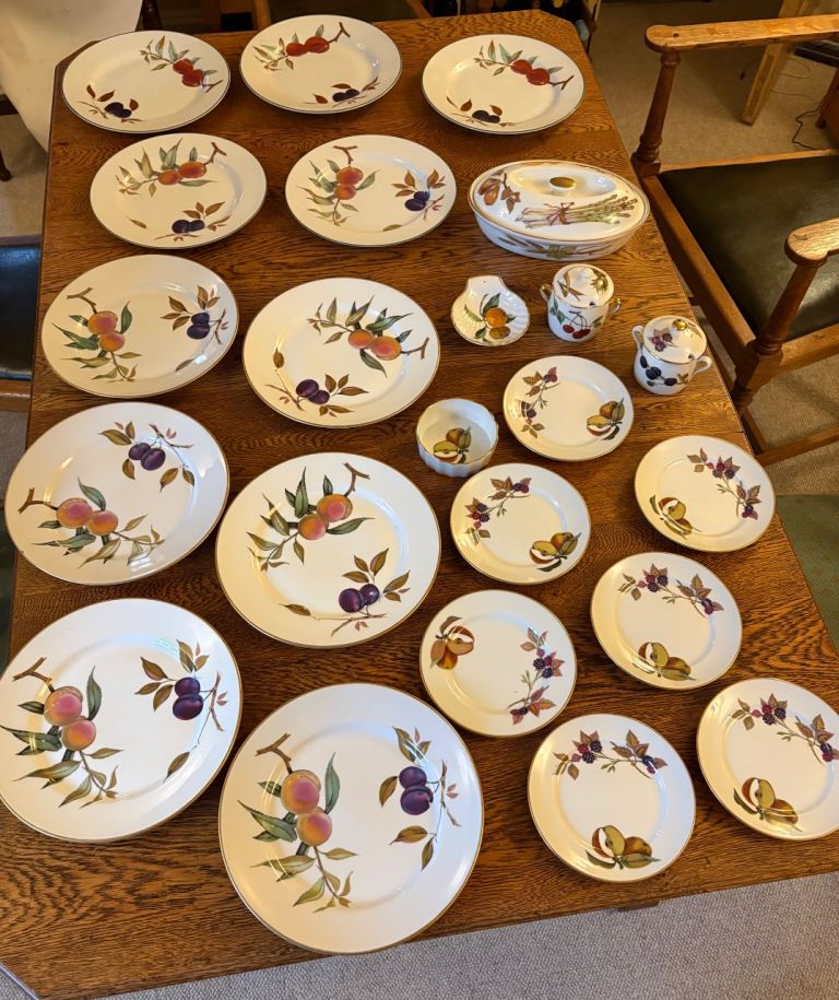 23 pieces Royal Worcester Evesham tableware
