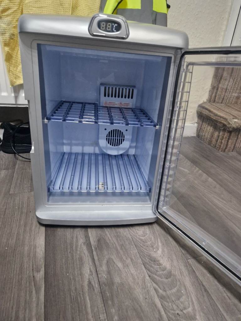 Mini fridge 