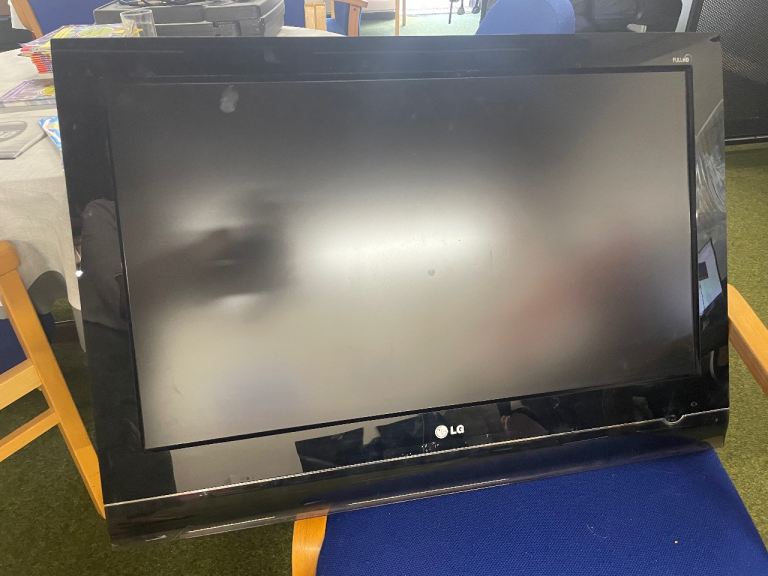 Large HD TV screen 32”