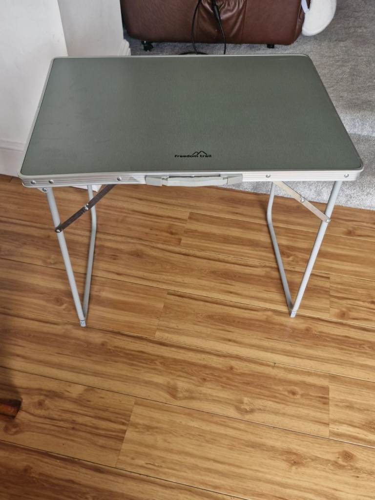 Folding picnic table 