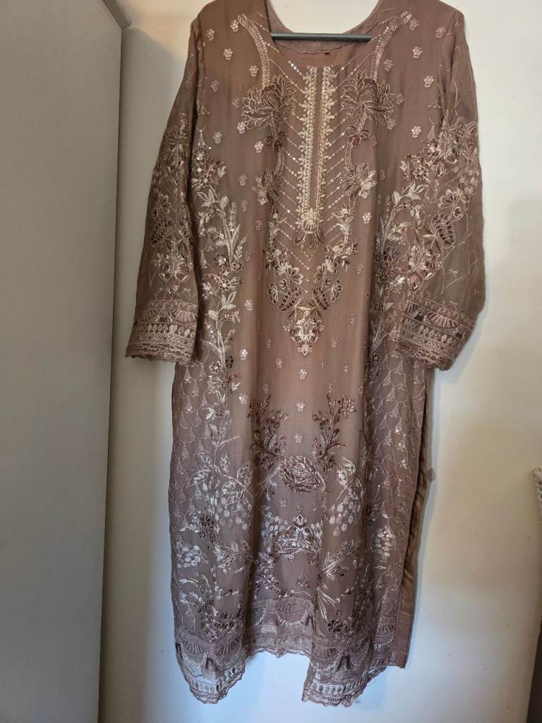 Beautiful Brown Pakistani/Indian Embroidered Suit – Good Condition
