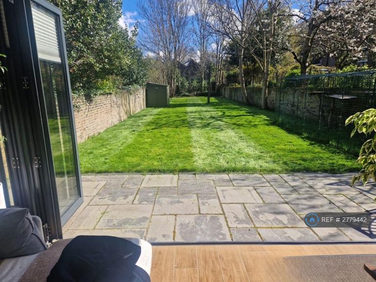 1 bedroom flat in Mercers Road, London, N19 (1 bed) (#2779442)