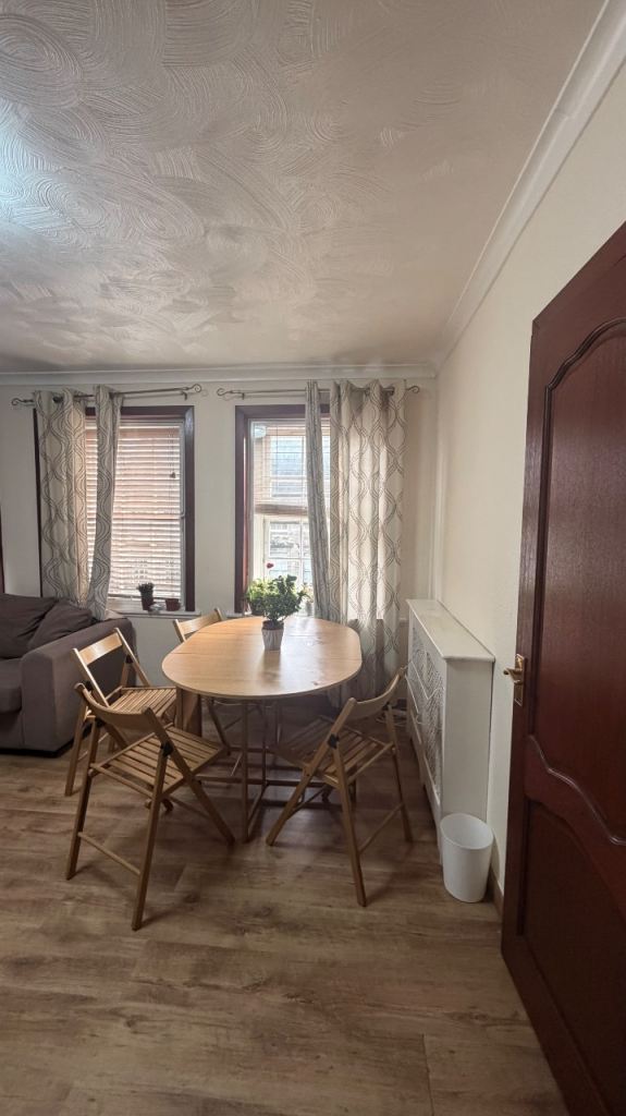 1 double bedroom in a 2 bedroom flat available