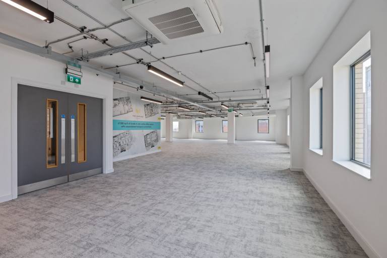 Belfast - BT2 7BA \ Shared Office Space with Desks Available Now