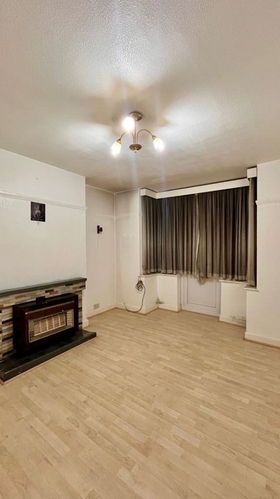 Available Single Large Double Room To Rent