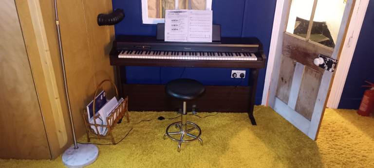 ROLAND DIGITAL PIANO HP-1