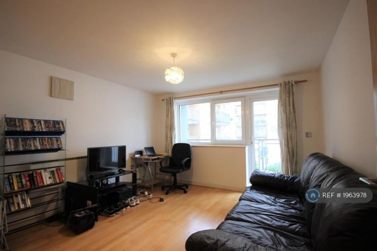 1 bedroom flat in Rosemoor House, London, W13 (1 bed) (#1963978)