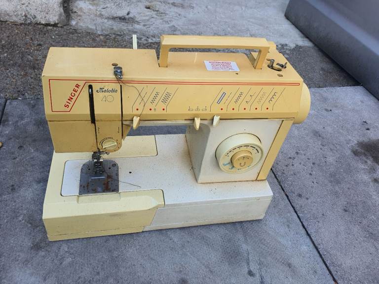 Singer 5805C Sewing Machine - Fair Condition, Yellowed Plastic