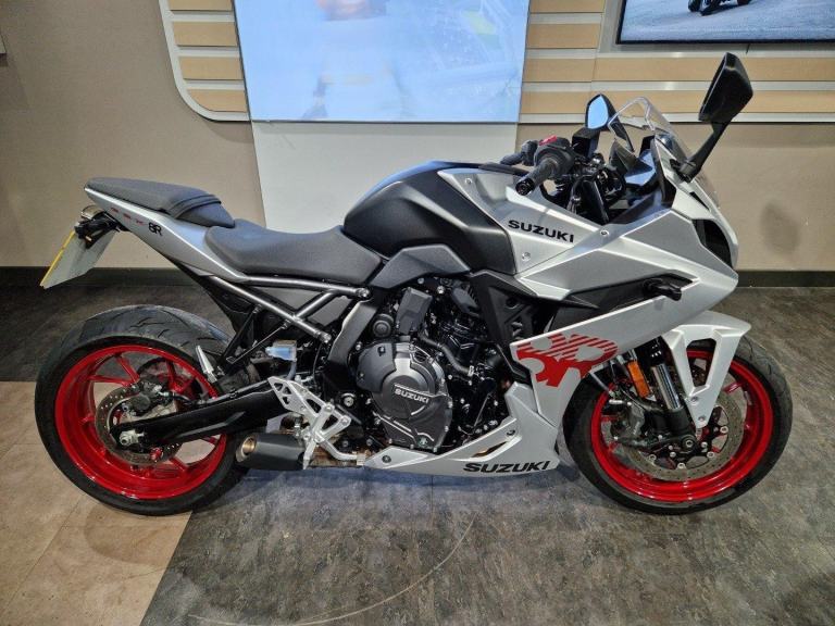 SUZUKI GSX-8R IN SILVER