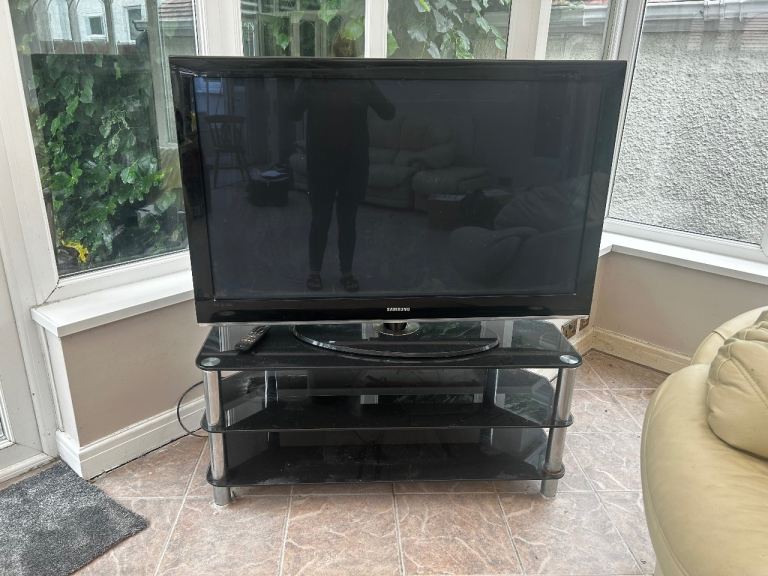 Samsung Flat Screen TV and black glass stand– Good Condition, Black